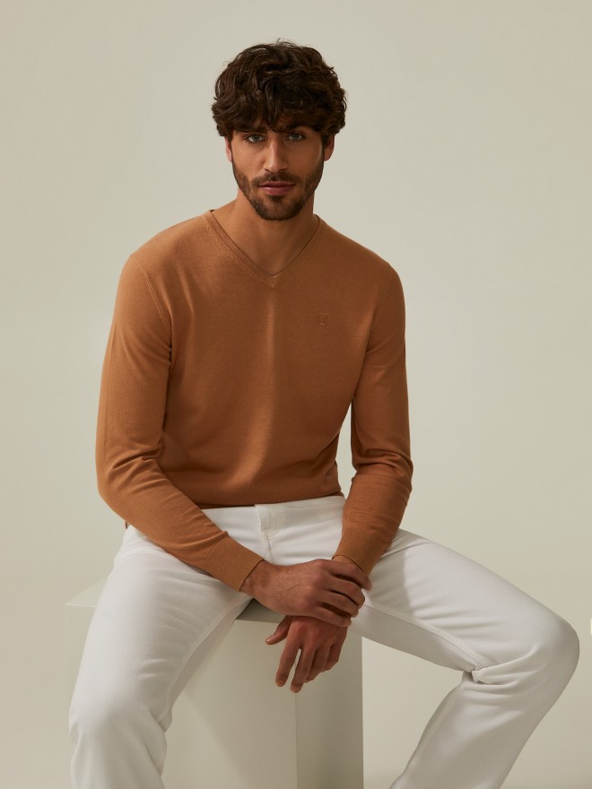 V-neck pullover