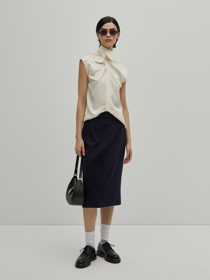 Fluid blouse with bow