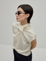 Fluid blouse with bow