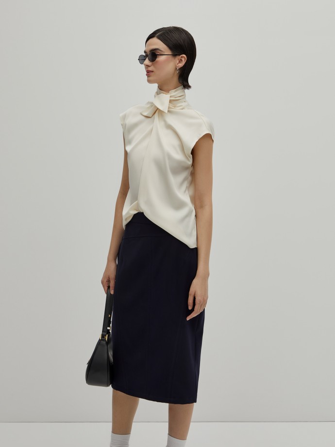 Fluid blouse with bow