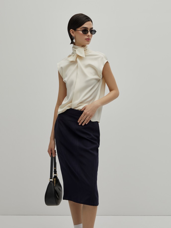 Fluid blouse with bow