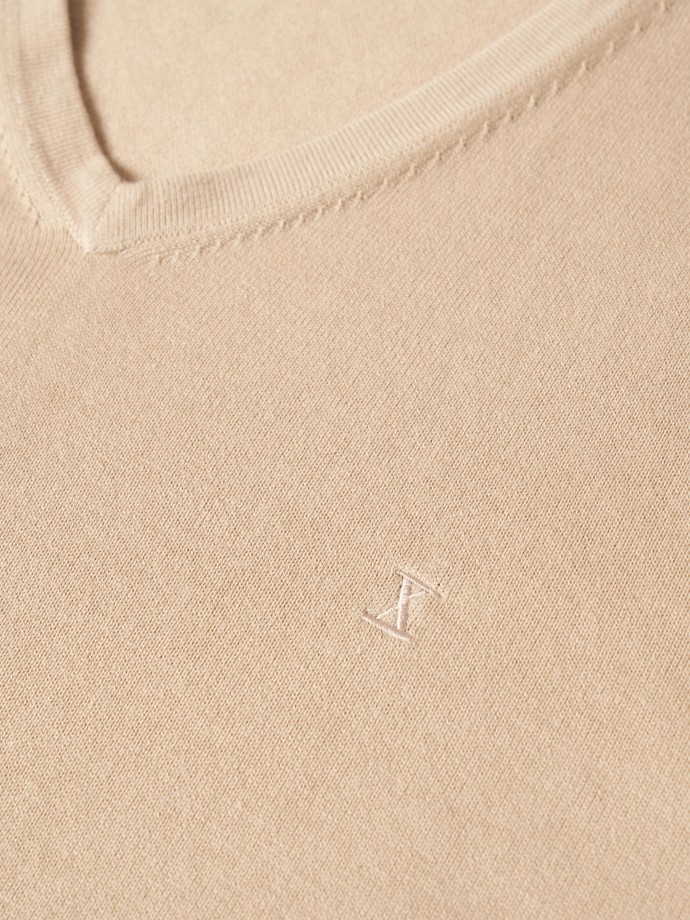 V-neck pullover