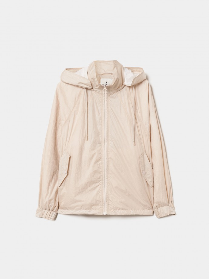 Parka corta con capucha