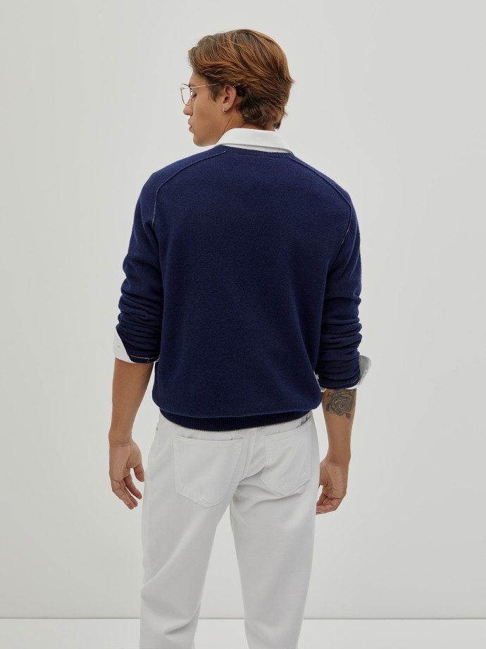 V-neck pullover