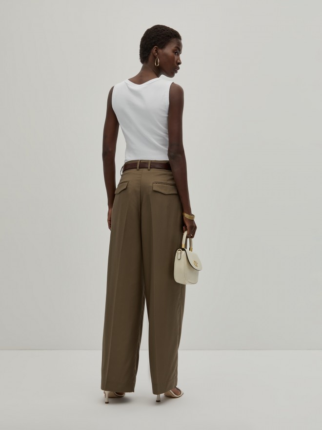 Pantalones clásicos con pliegues Pantalones clásicos con pliegues