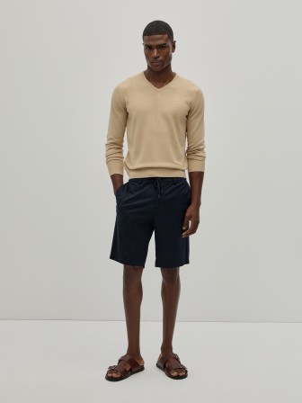 V-neck pullover V-neck pullover