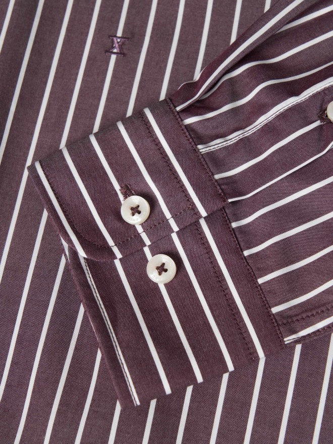 Camisa regular fit às riscas Camisa regular fit às riscas