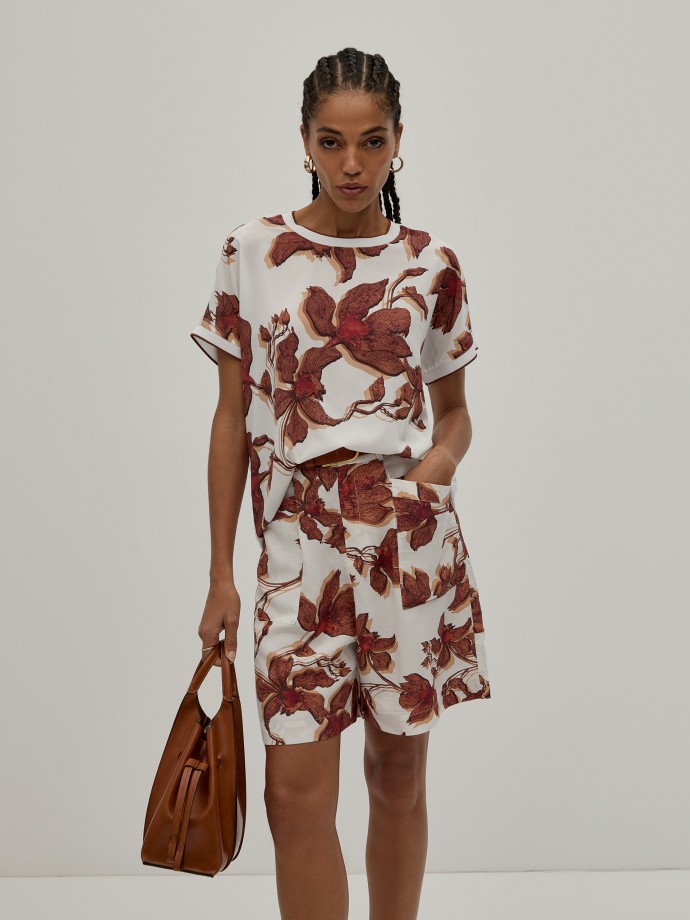 Camiseta con estampado floral