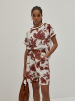 Camiseta con estampado floral