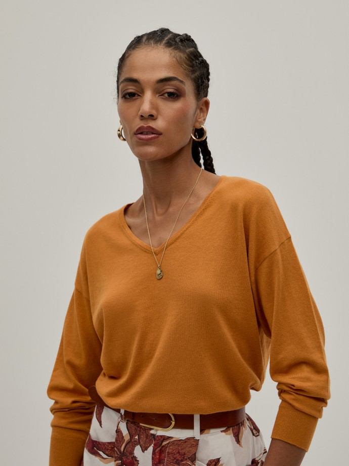 V-neck pullover
