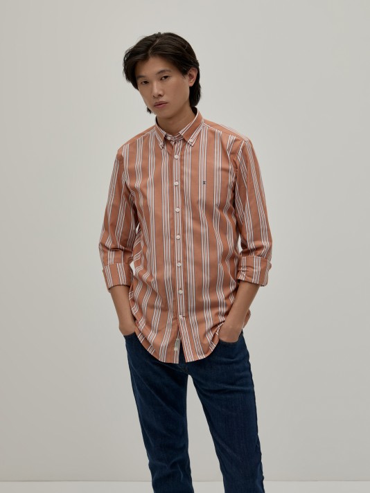 Camisa slim fit con rayas