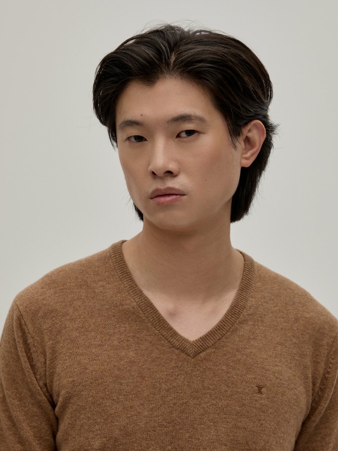 V-neck pullover V-neck pullover