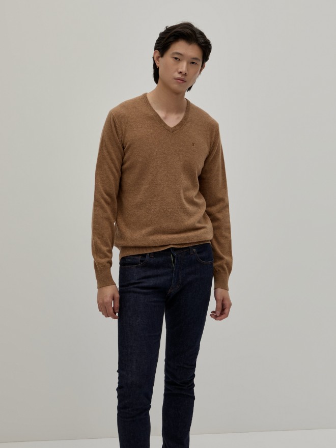 V-neck pullover V-neck pullover