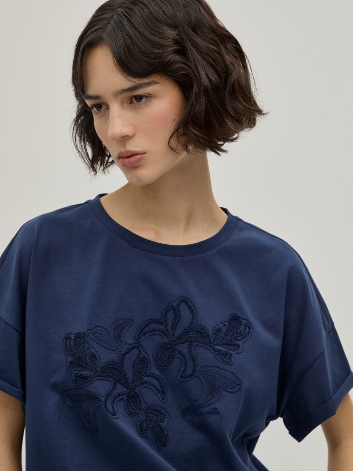 Camiseta con bordado floral