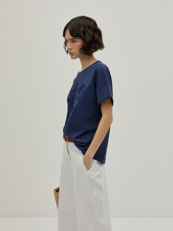 Camiseta con bordado floral