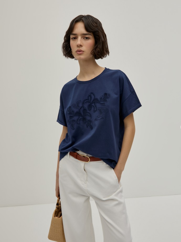 Camiseta con bordado floral