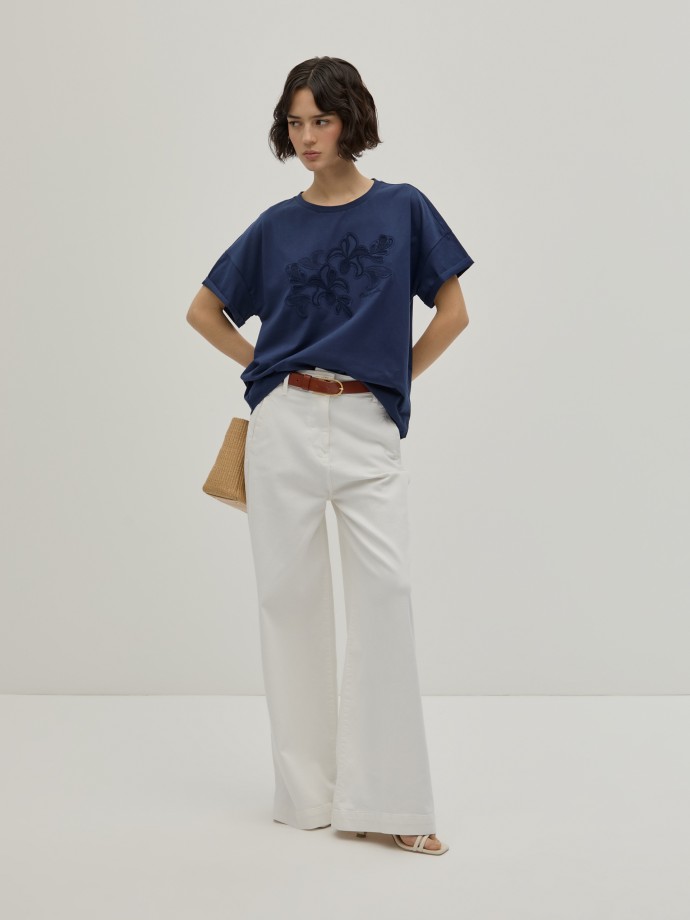 Camiseta con bordado floral