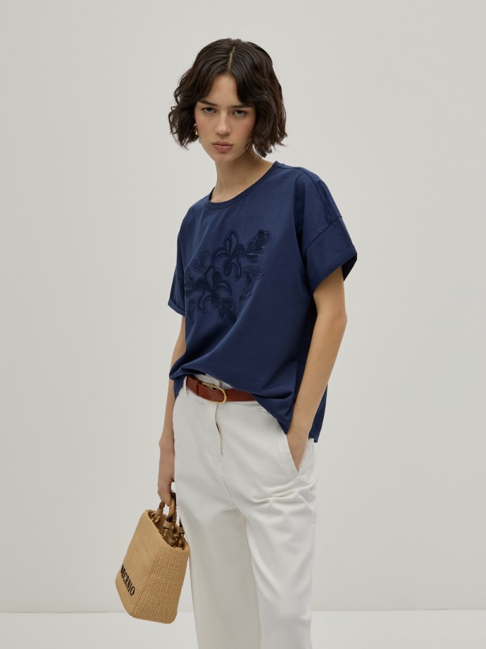 T-shirt com bordado floral T-shirt com bordado floral