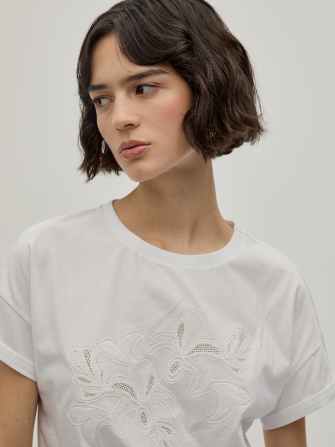 T-shirt com bordado floral