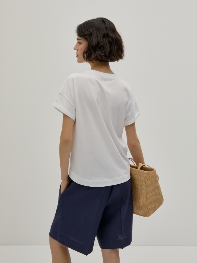 T-shirt com bordado floral
