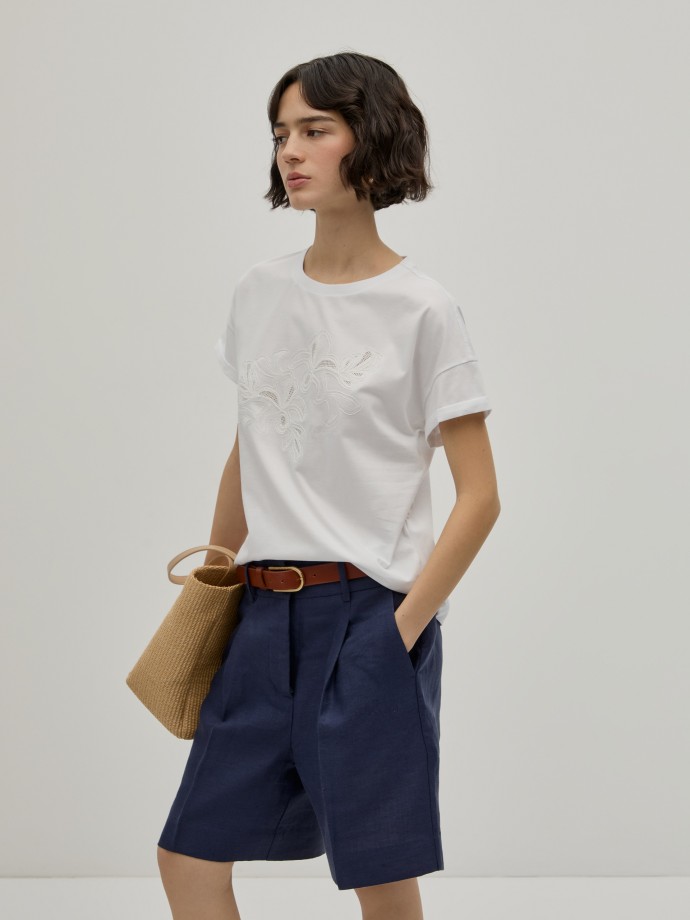 T-shirt com bordado floral