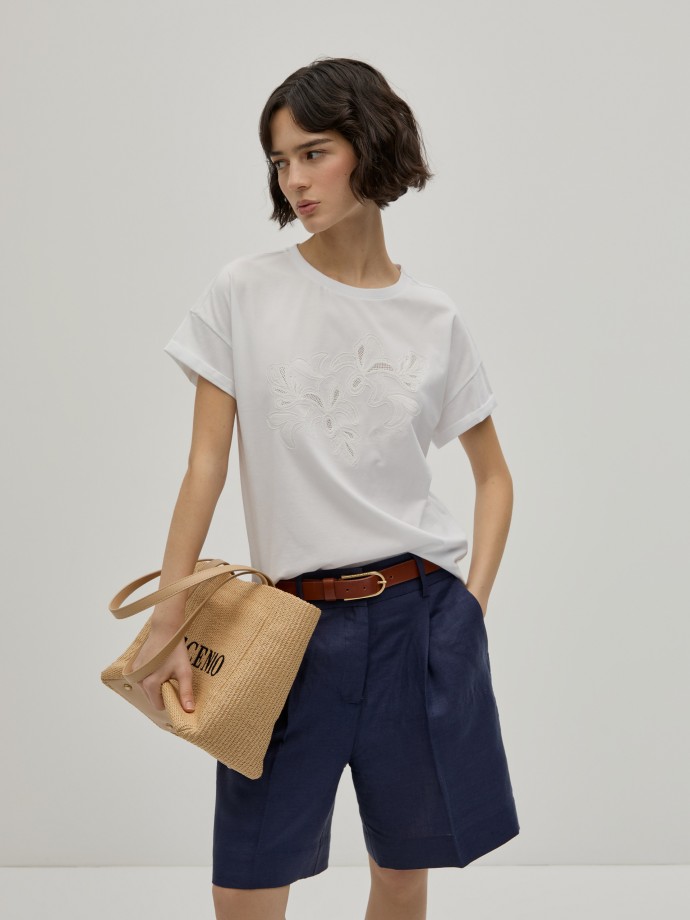 T-shirt com bordado floral