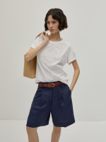 T-shirt com bordado floral