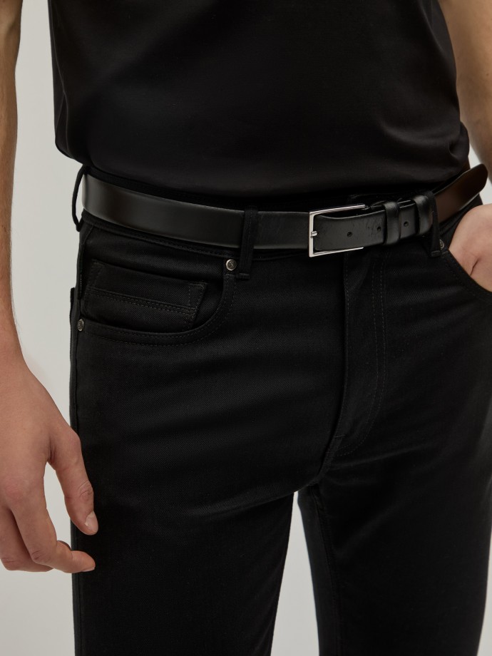 pantalones de mezclilla negro profundo