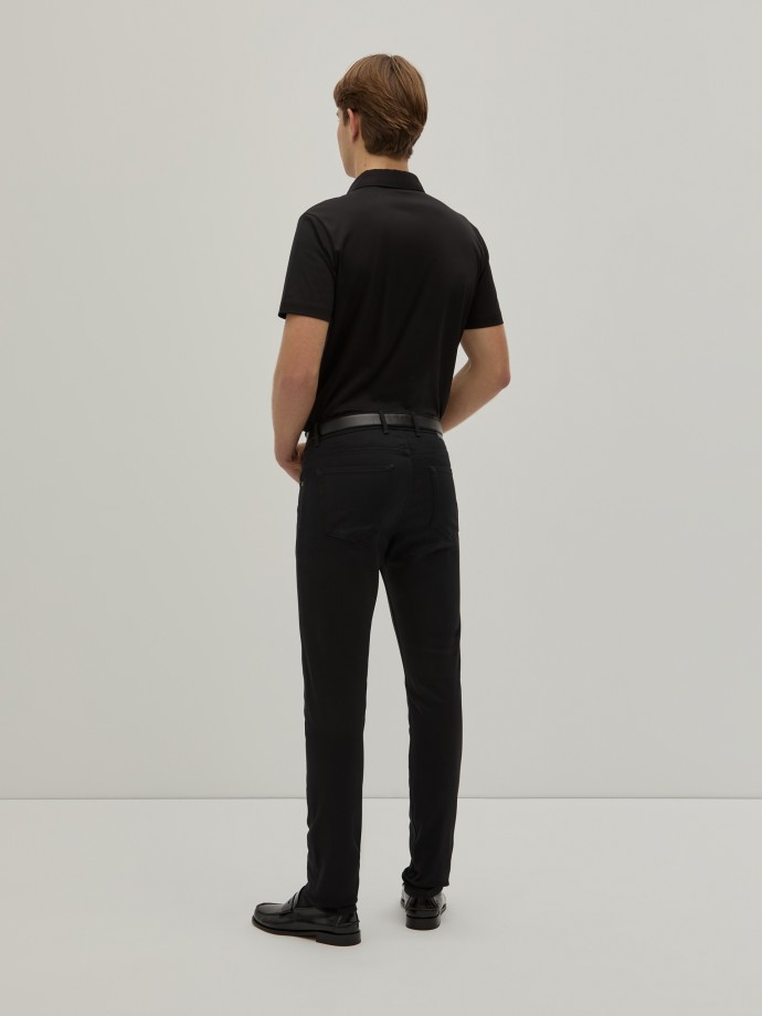 pantalones de mezclilla negro profundo