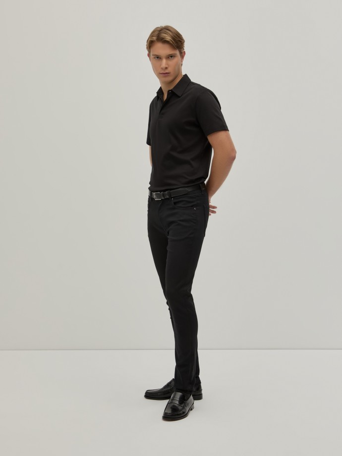 pantalones de mezclilla negro profundo