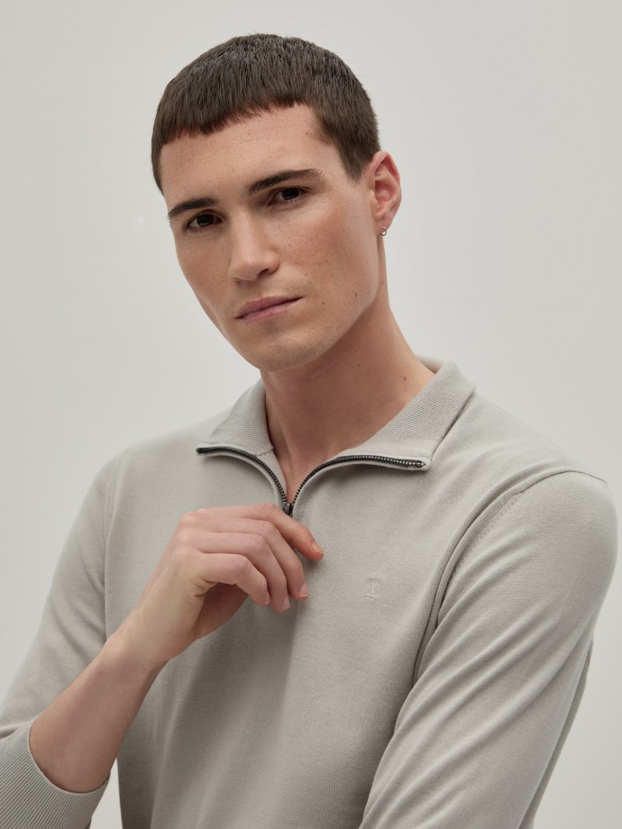 Sweater with zipper