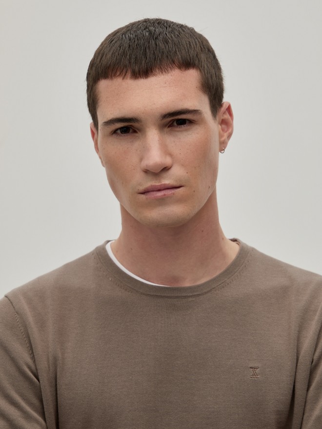 Round neck pullover Round neck pullover