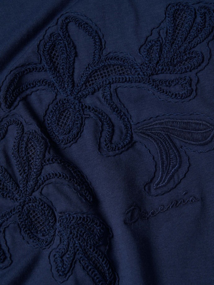 Camiseta con bordado floral