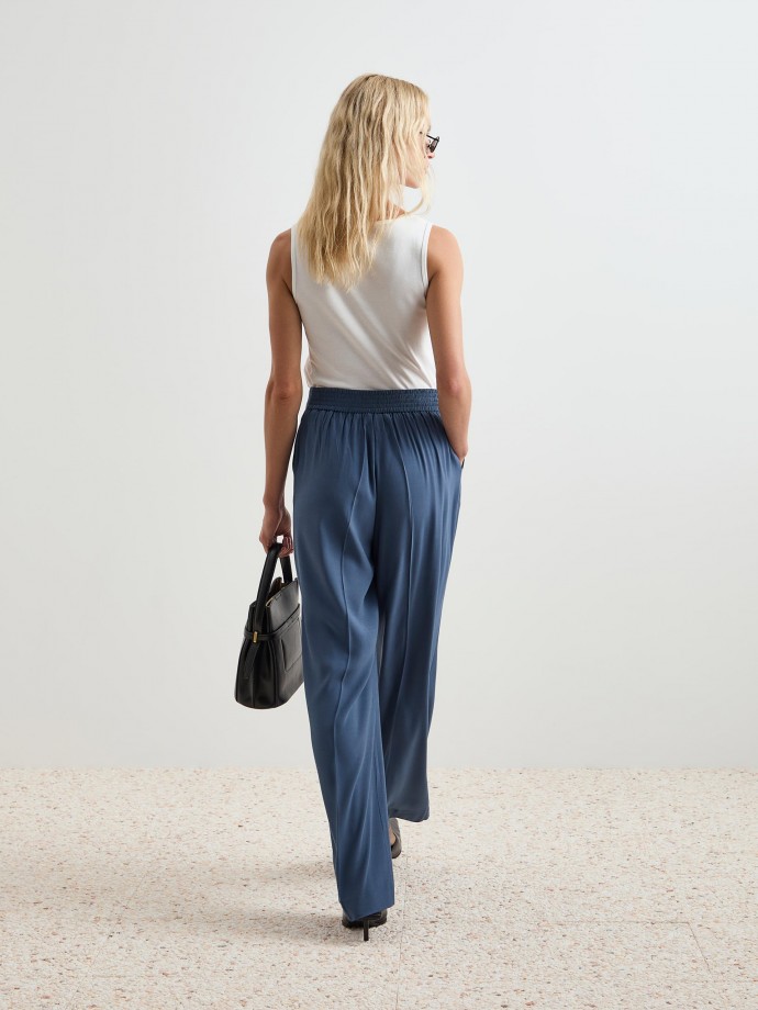 Creased fluid pants
