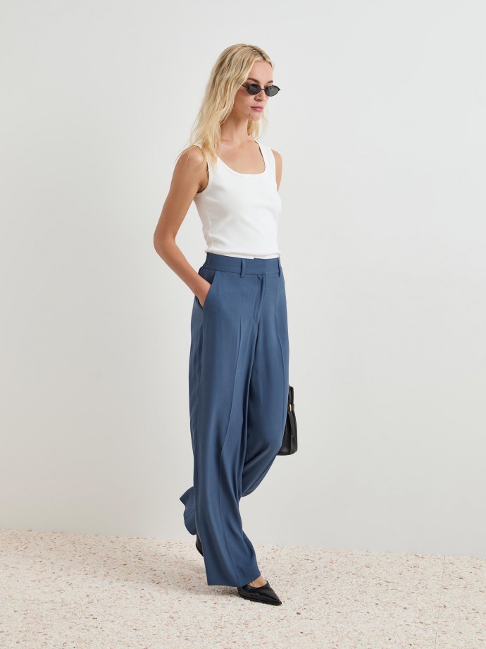 Creased fluid pants