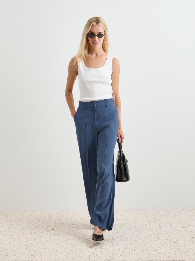 Pantalones fluidos arrugados Pantalones fluidos arrugados
