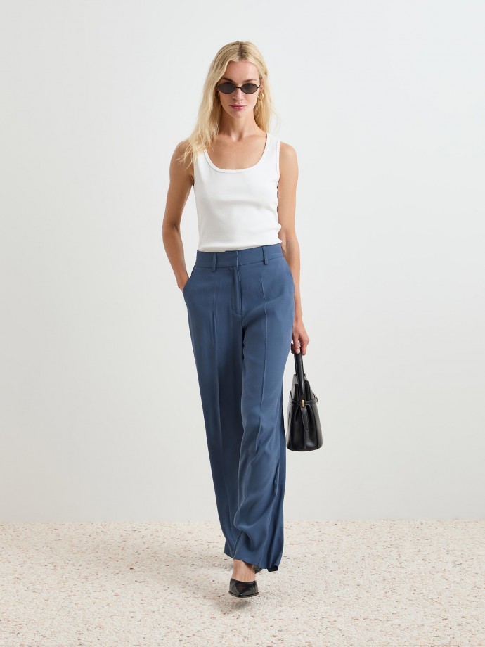 Creased fluid pants