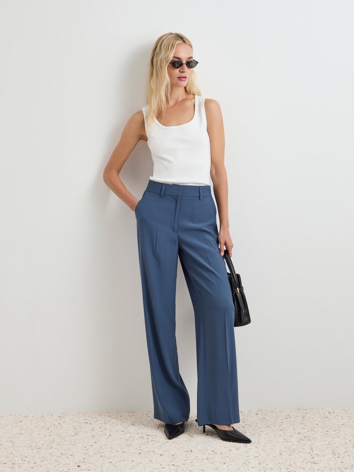 Creased fluid pants