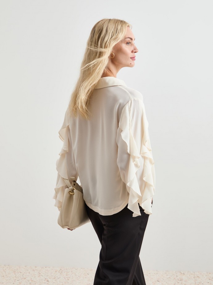 Flowy blouse with ruffles