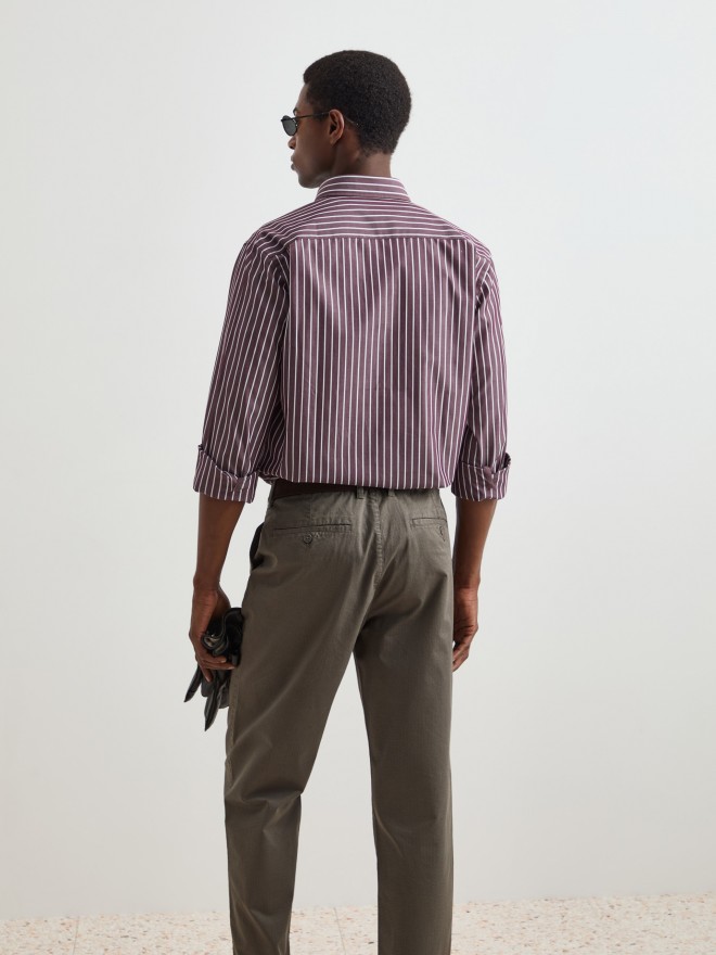 Camisa regular fit às riscas Camisa regular fit às riscas