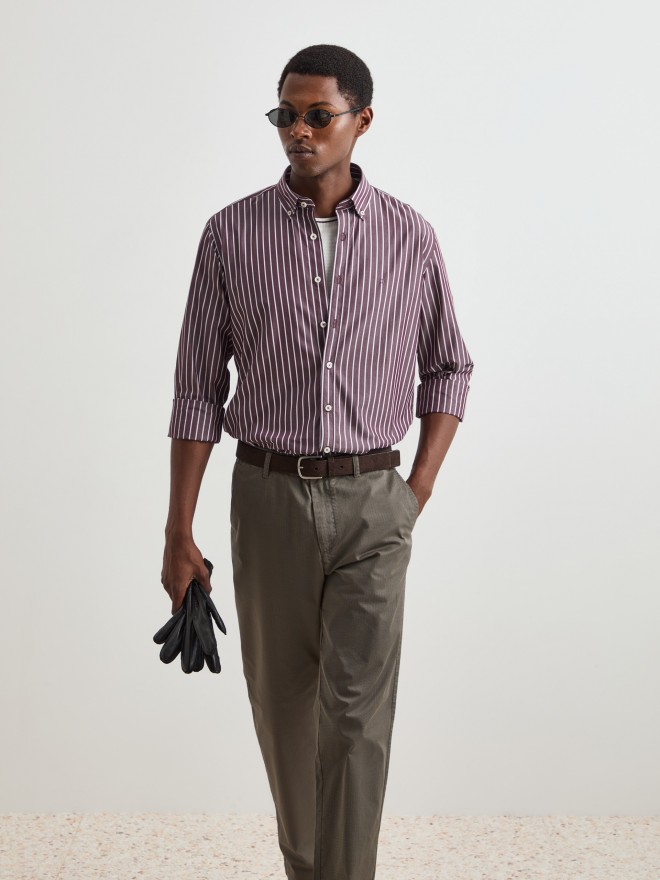 Camisa regular fit às riscas Camisa regular fit às riscas
