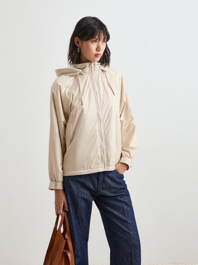 Parka corta con capucha Parka corta con capucha