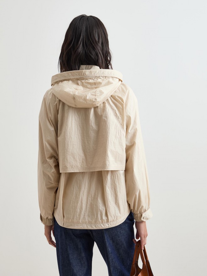 Parka corta con capucha Parka corta con capucha