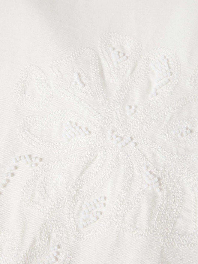 T-shirt com bordado floral T-shirt com bordado floral