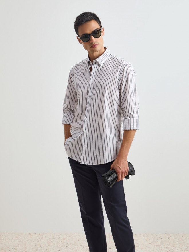 Camisa regular fit às riscas Camisa regular fit às riscas