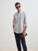 Camisa regular fit às riscas Camisa regular fit às riscas