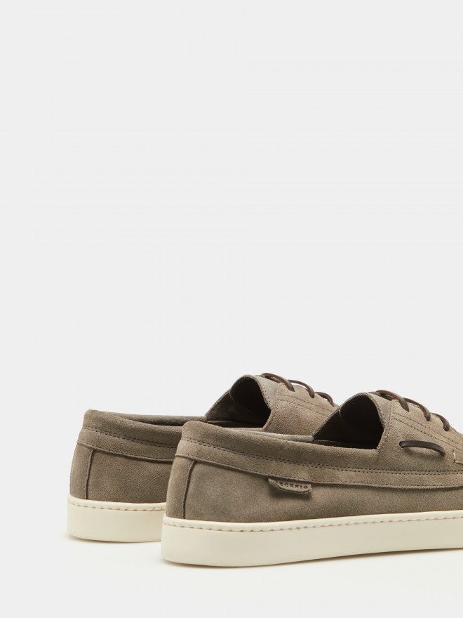 Zapato náutico de ante con suela blanca Zapato náutico de ante con suela blanca