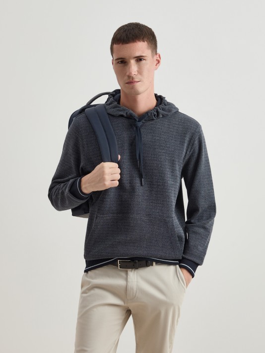 Sweater com capuz