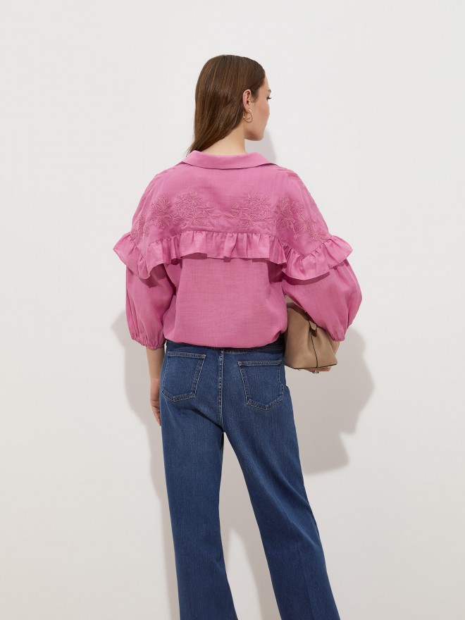 Blusa con bordado floral