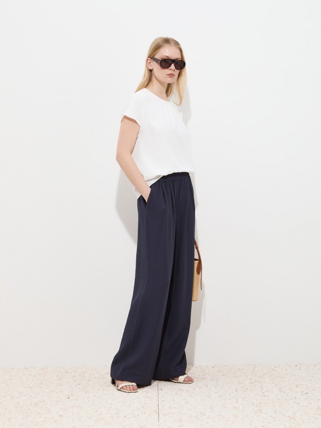 Pantalones anchos y fluidos Pantalones anchos y fluidos
